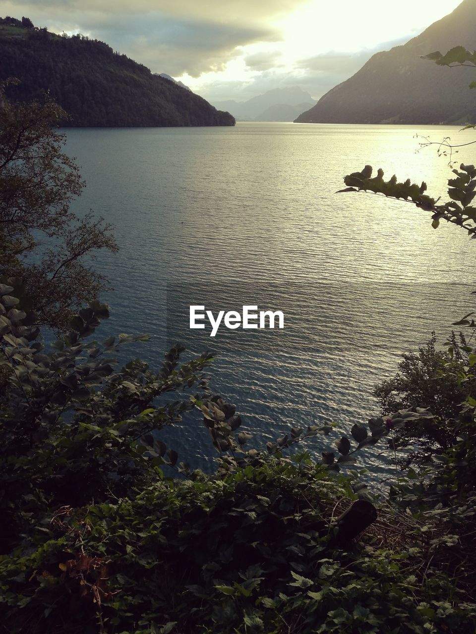 SCENIC VIEW OF SEA AND MOUNTAINS AGAINST SKY