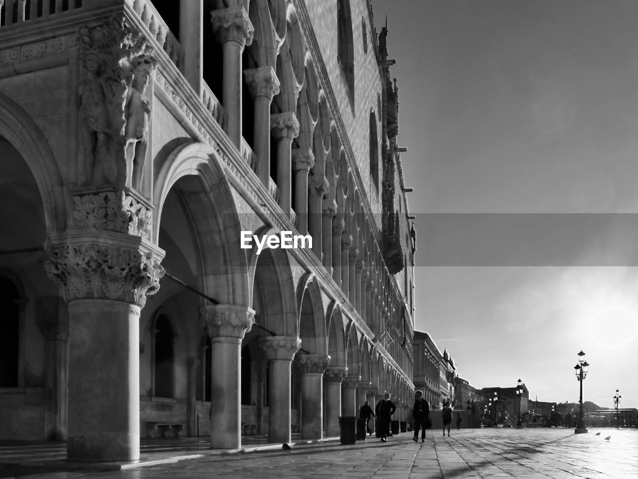 LOW ANGLE VIEW OF HISTORIC BUILDING AGAINST SKY