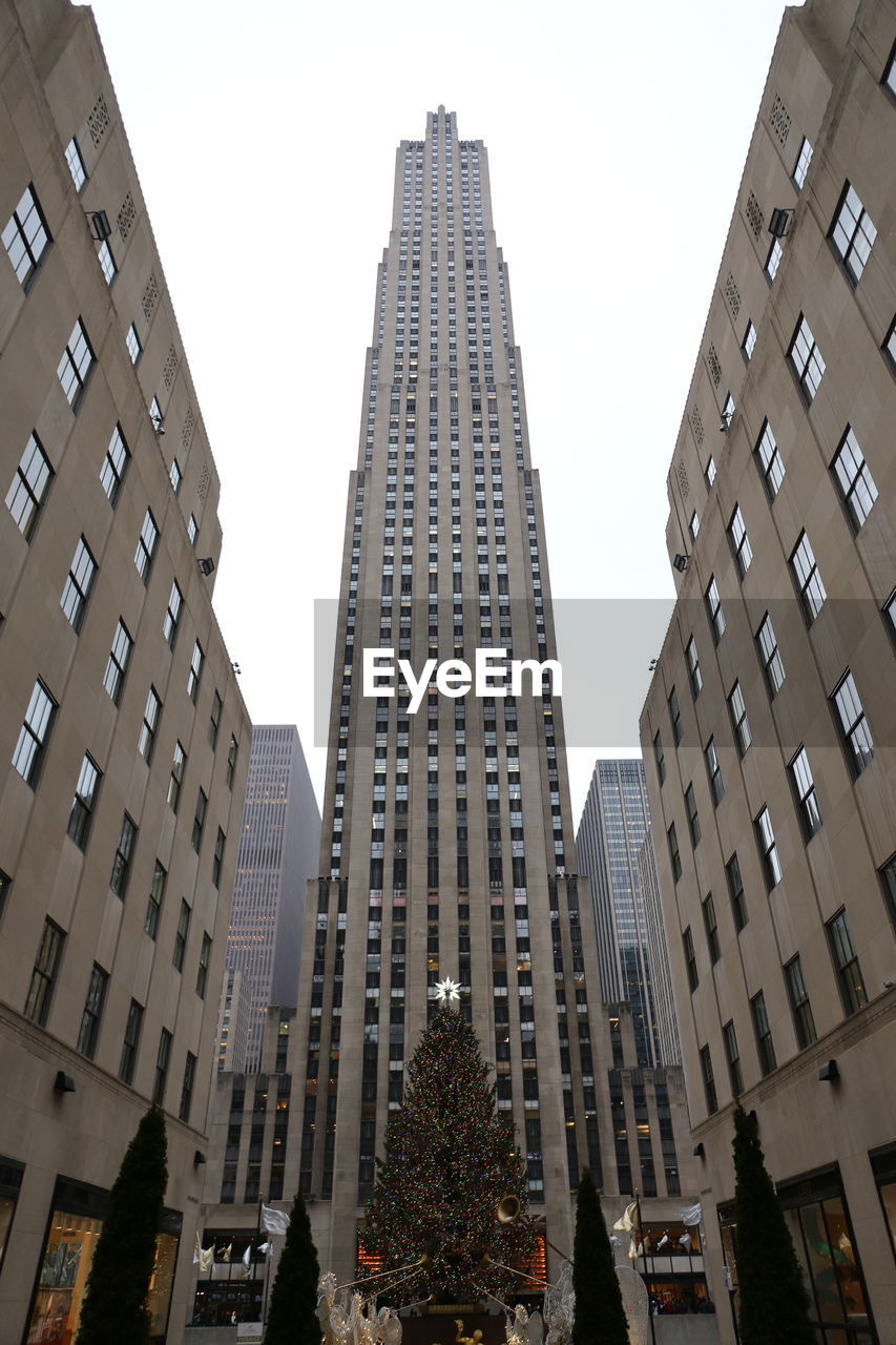 LOW ANGLE VIEW OF MODERN BUILDINGS AGAINST SKY