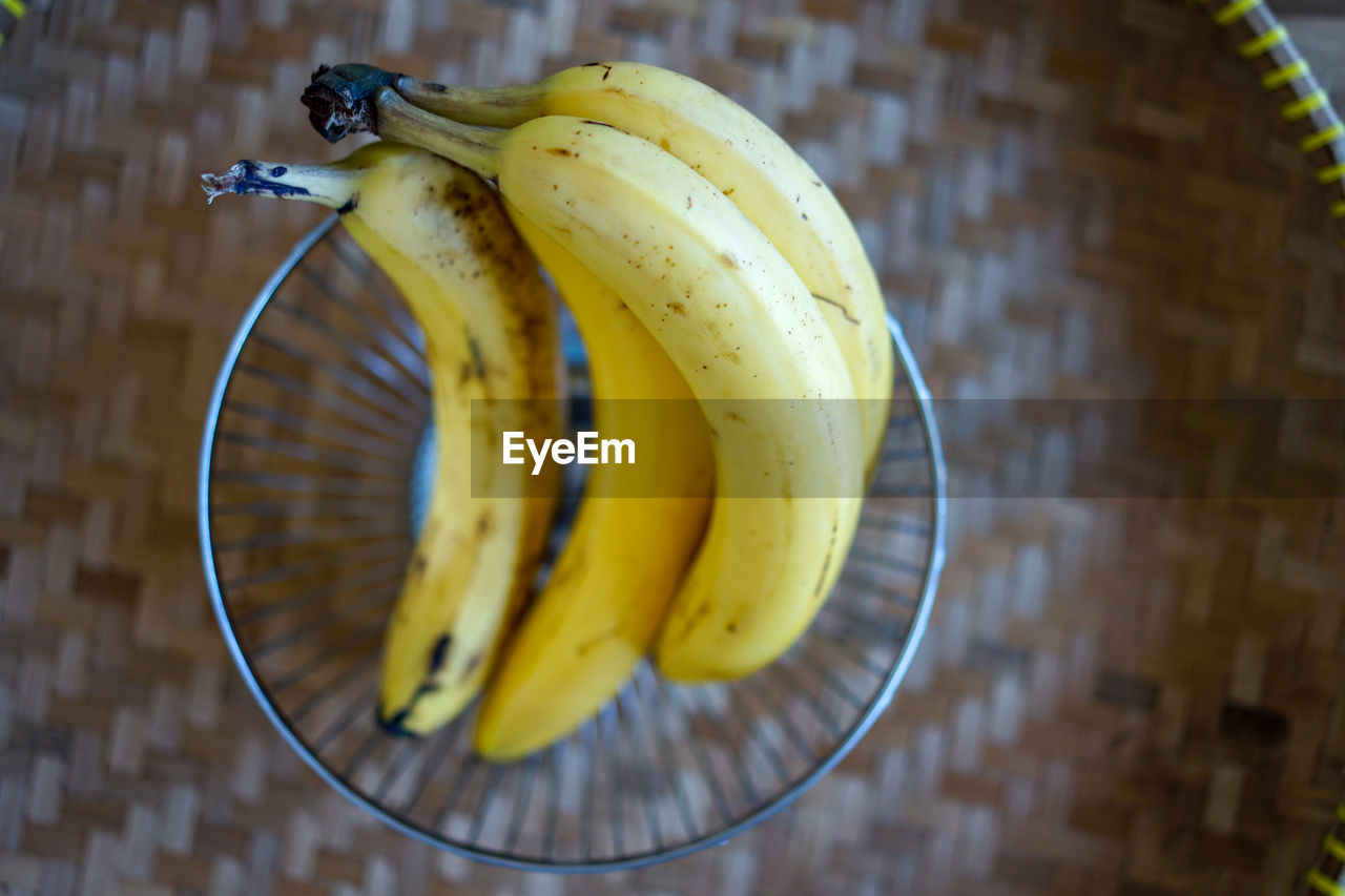 HIGH ANGLE VIEW OF BANANAS ON TABLE