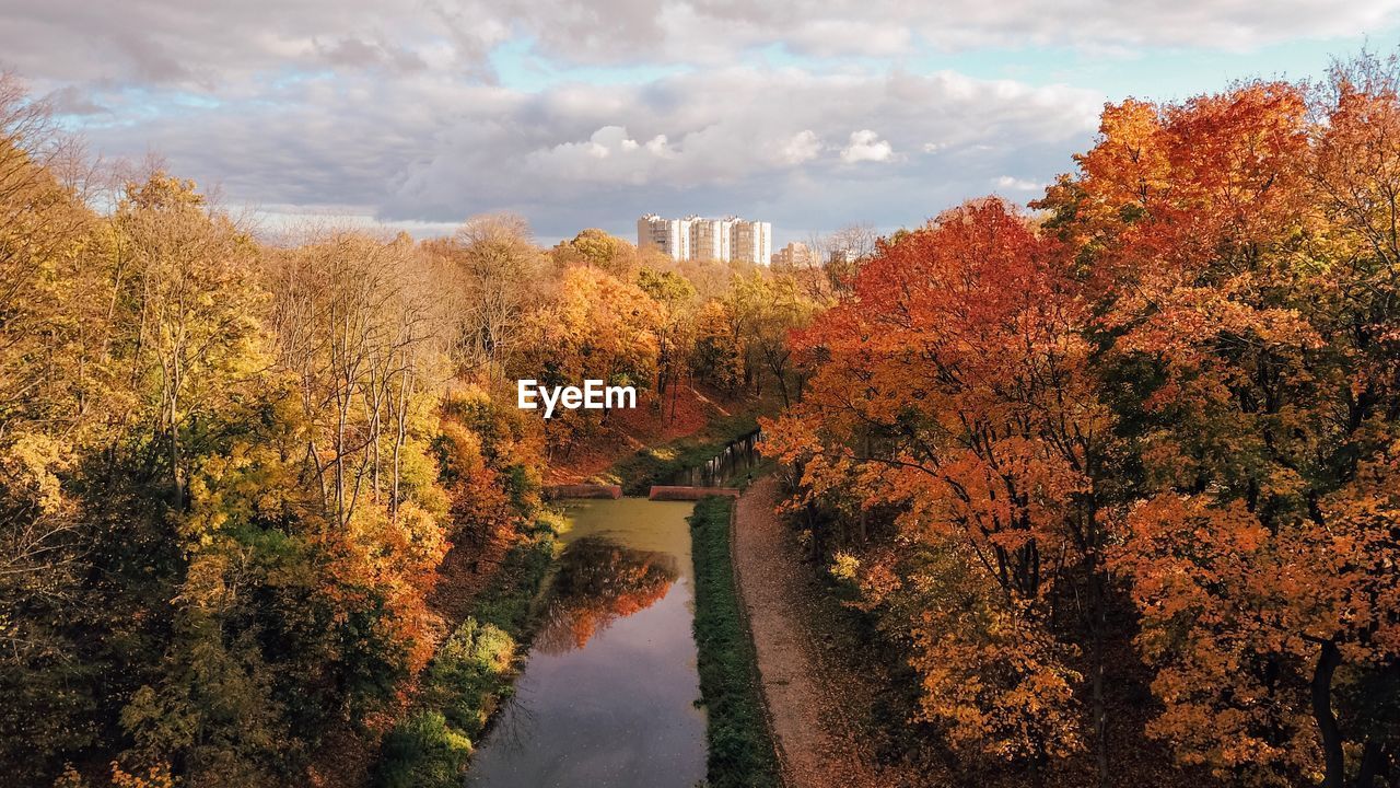 SCENIC VIEW OF LAKE DURING AUTUMN AGAINST SKY