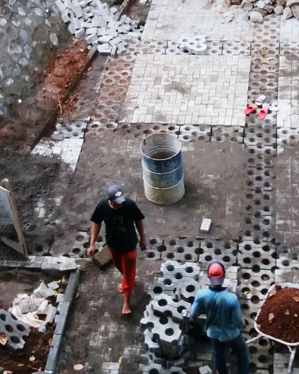 HIGH ANGLE VIEW OF MEN WORKING IN SHOPPING CART