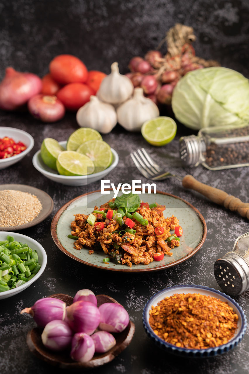 HIGH ANGLE VIEW OF VARIOUS VEGETABLES IN BOWL ON TABLE