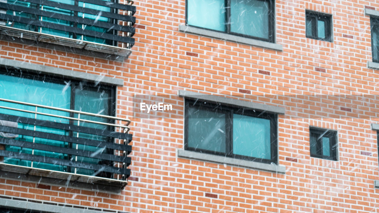 LOW ANGLE VIEW OF WINDOW ON BUILDING