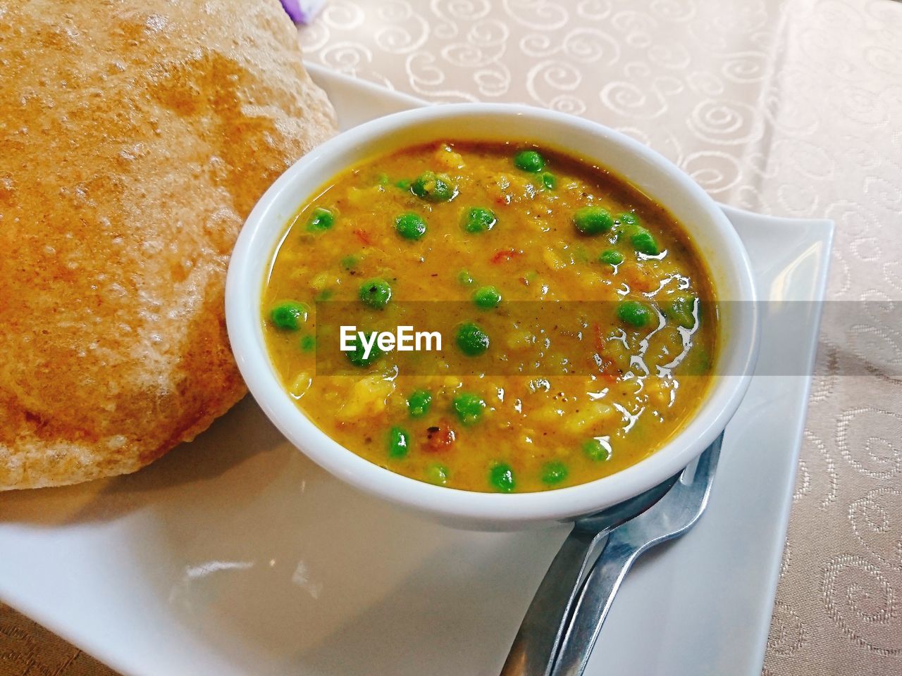 HIGH ANGLE VIEW OF SOUP SERVED IN BOWL