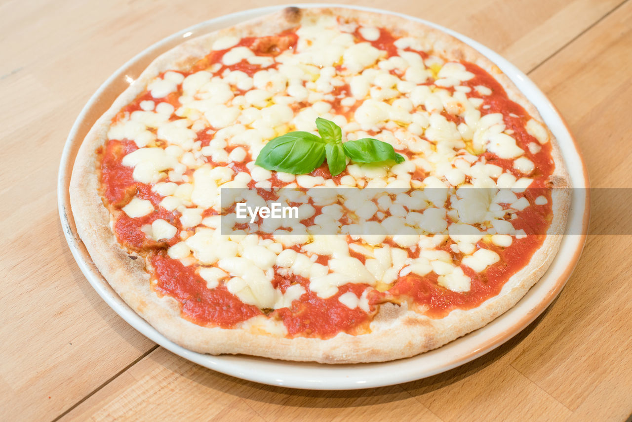 CLOSE-UP OF PIZZA IN BOWL