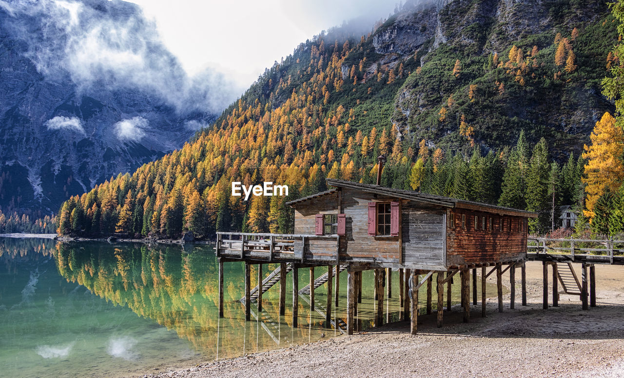 SCENIC VIEW OF LAKE AND TREES AGAINST MOUNTAIN