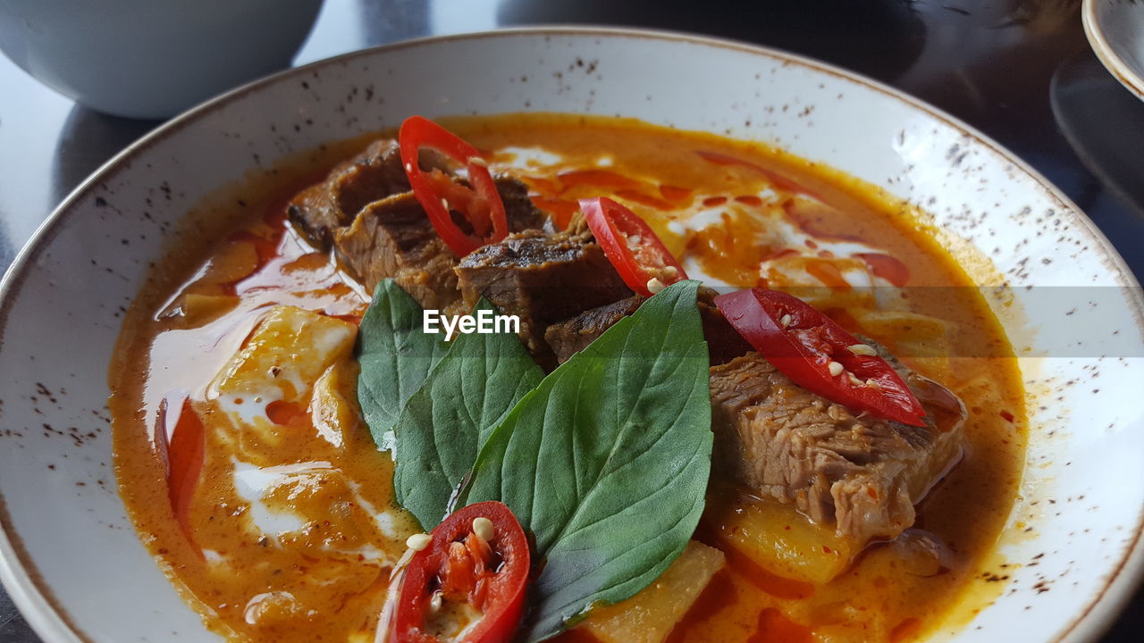 CLOSE-UP OF MEAT WITH VEGETABLES IN PLATE