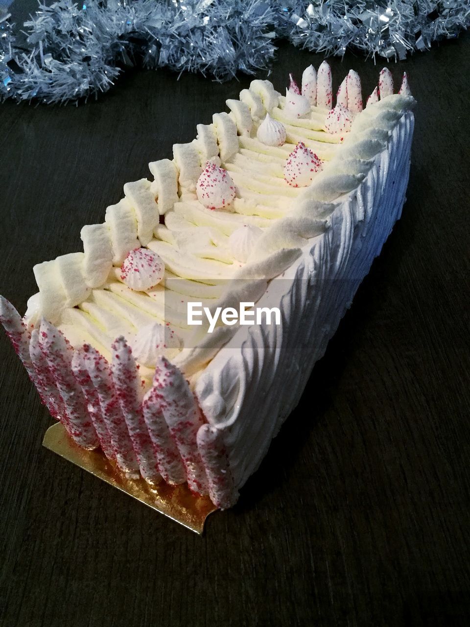 CLOSE-UP OF CUPCAKES ON TABLE