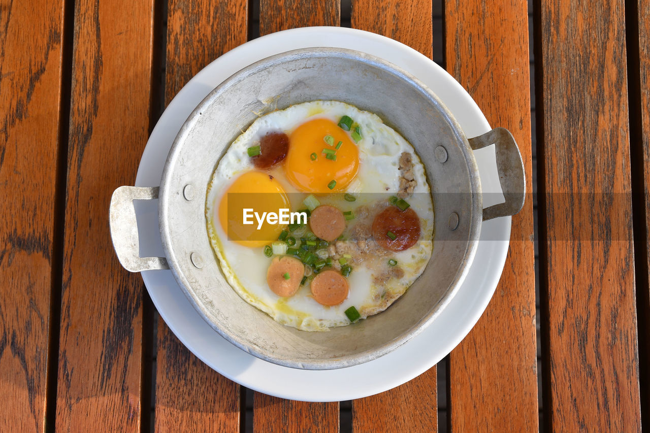 HIGH ANGLE VIEW OF SOUP IN BOWL