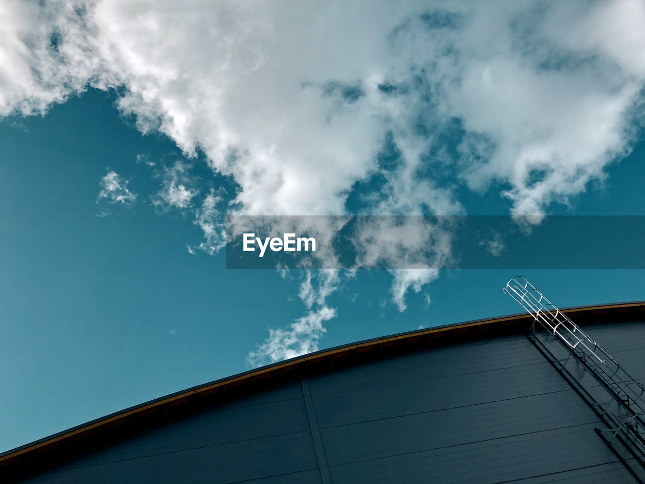 LOW ANGLE VIEW OF BUILDING ROOF AGAINST SKY