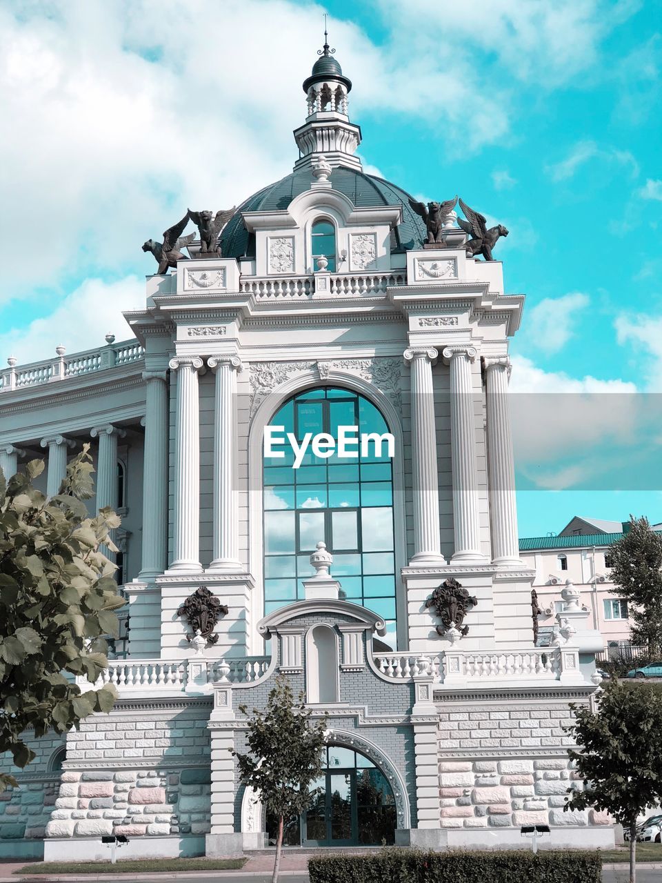 LOW ANGLE VIEW OF BUILDING AGAINST CLOUDY SKY