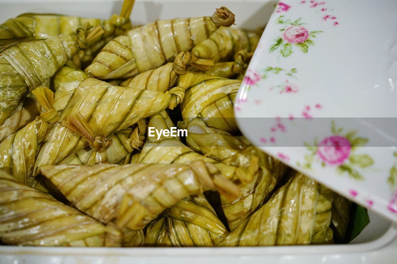 HIGH ANGLE VIEW OF FOOD IN CONTAINER