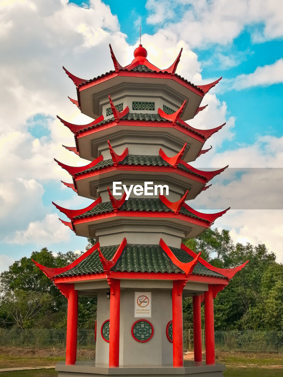 LOW ANGLE VIEW OF PAGODA AGAINST CLOUDY SKY