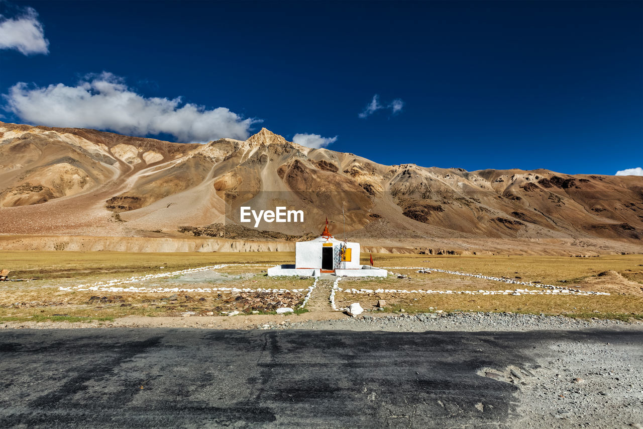 Small hindu temple in sarchu on manali-leh road to ladakh, india. himachal pradesh, india