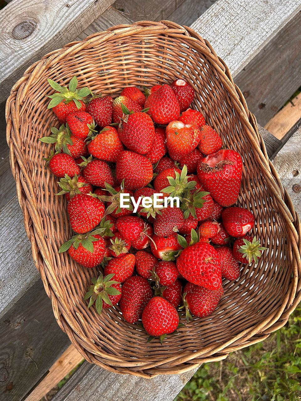 basket, strawberry, healthy eating, container, food, food and drink, freshness, wicker, fruit, wellbeing, produce, berry, red, plant, high angle view, large group of objects, wood, no people, organic, agriculture, directly above, abundance, nature, still life, day, harvesting, ripe, outdoors