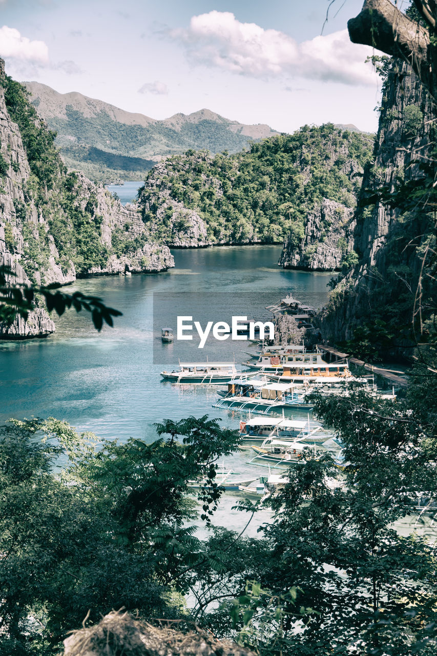 HIGH ANGLE VIEW OF BOATS IN RIVER