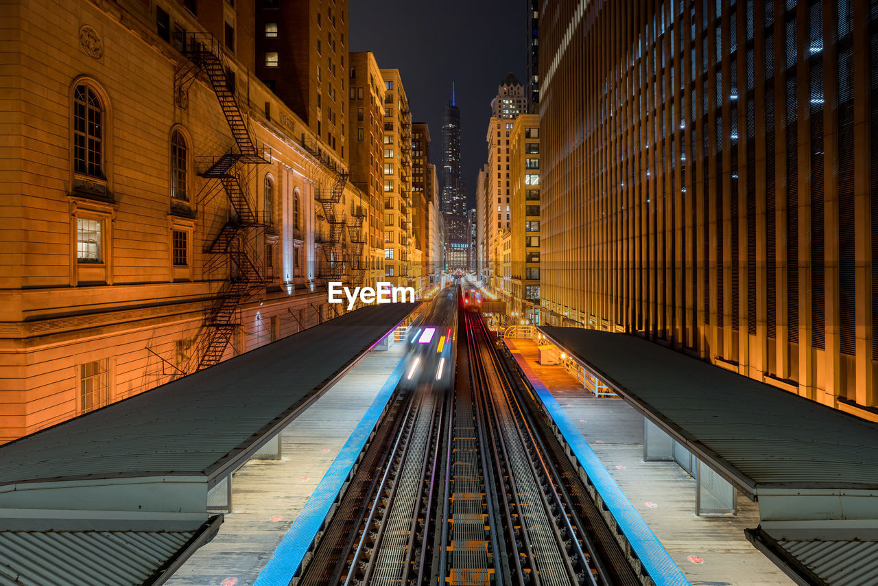 Night photo of chicago metro trains on the loop seen from an elevated point