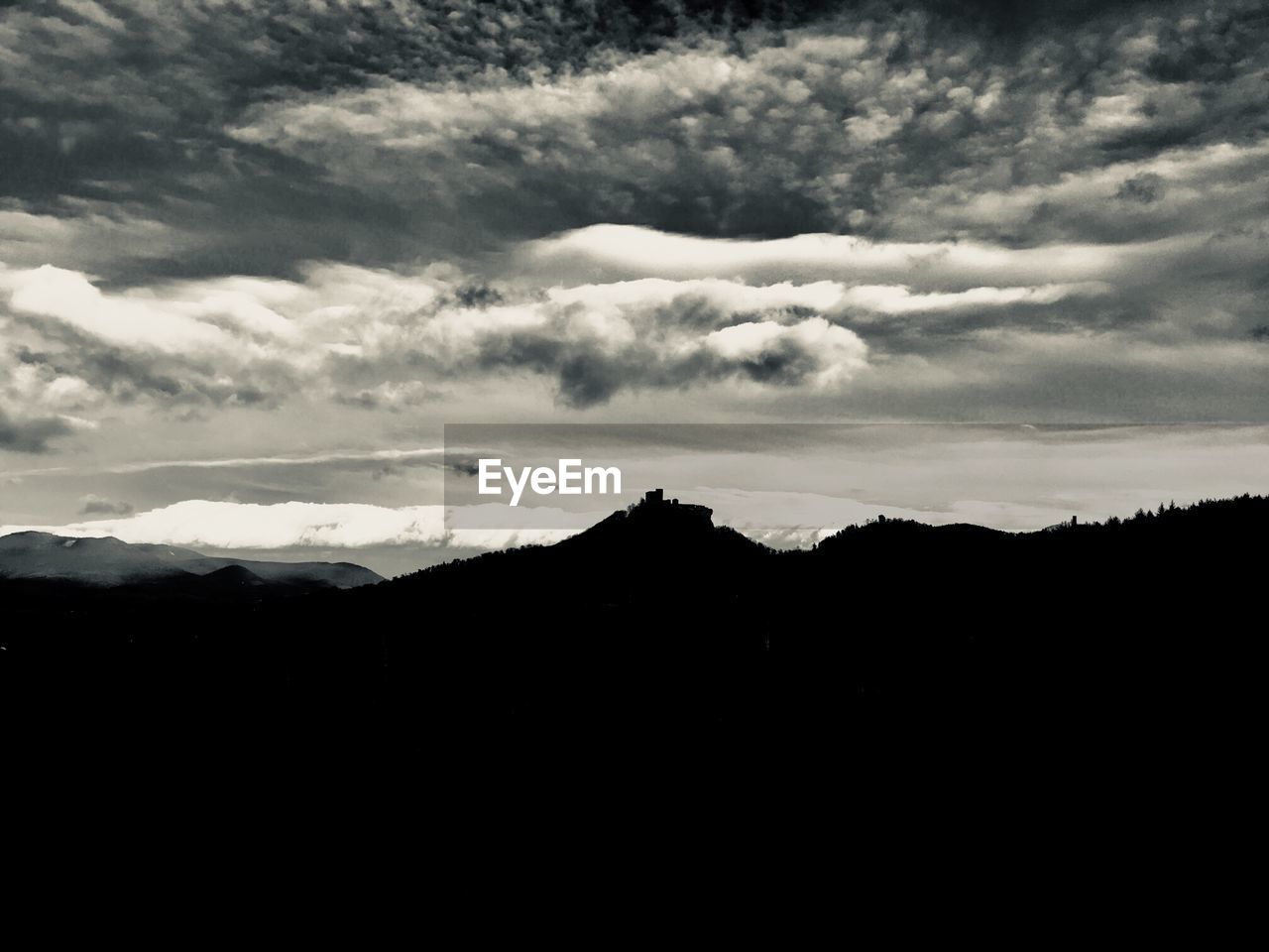 SILHOUETTE MOUNTAINS AGAINST SKY