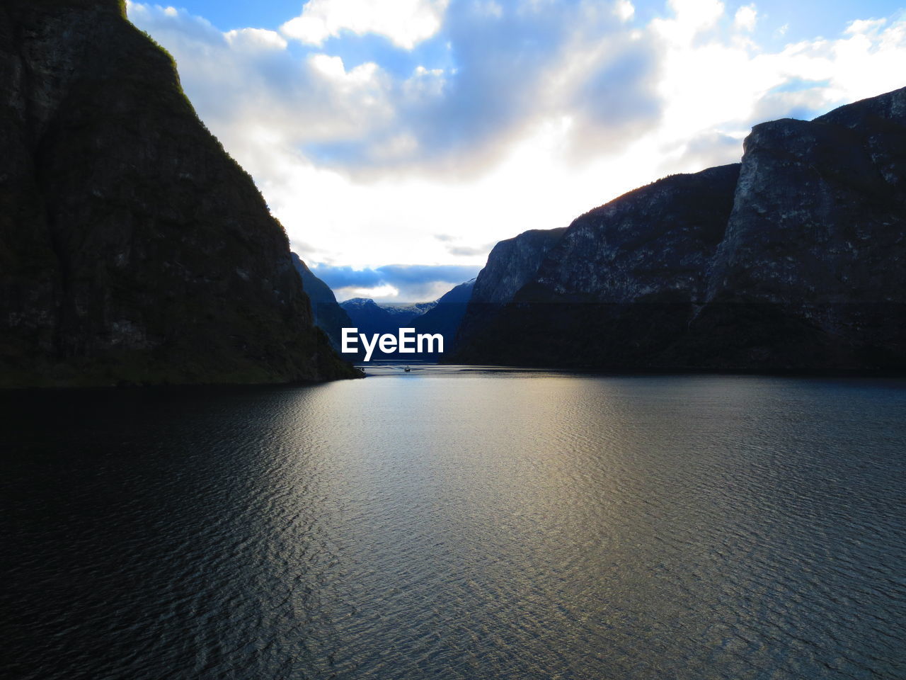 LAKE BY MOUNTAINS AGAINST SKY