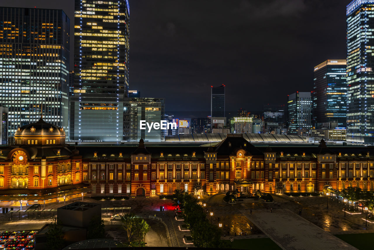 Tokyo station night view