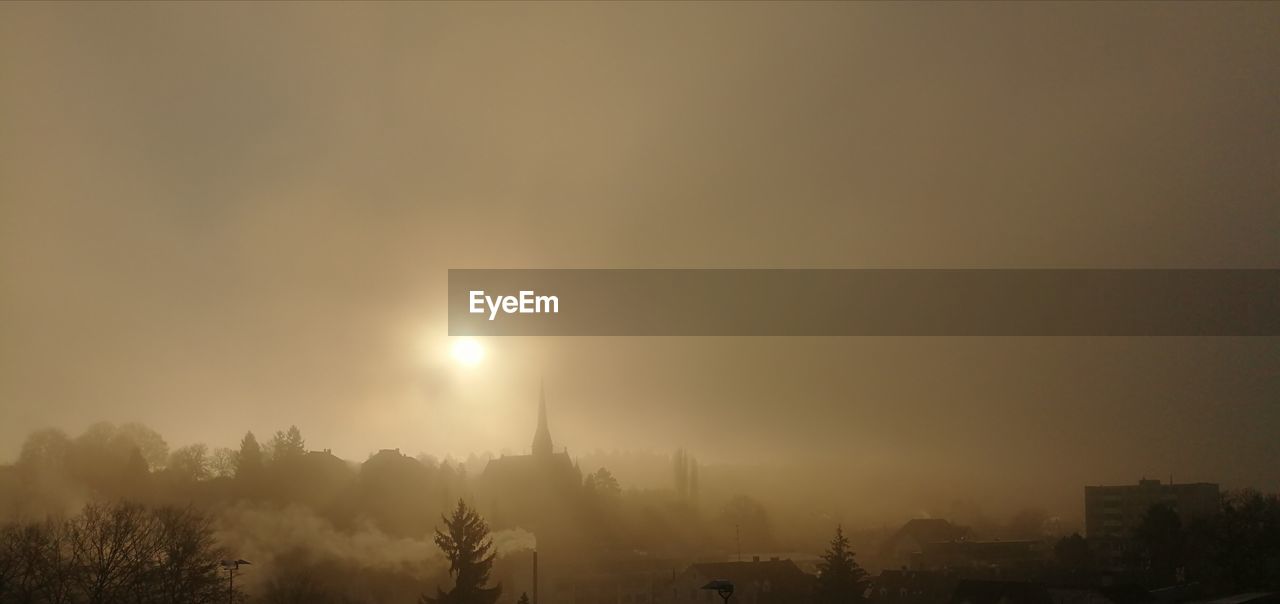 PANORAMIC VIEW OF CITY AGAINST SKY AT SUNSET