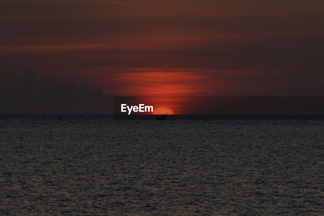 SCENIC VIEW OF SEA AGAINST SKY AT SUNSET