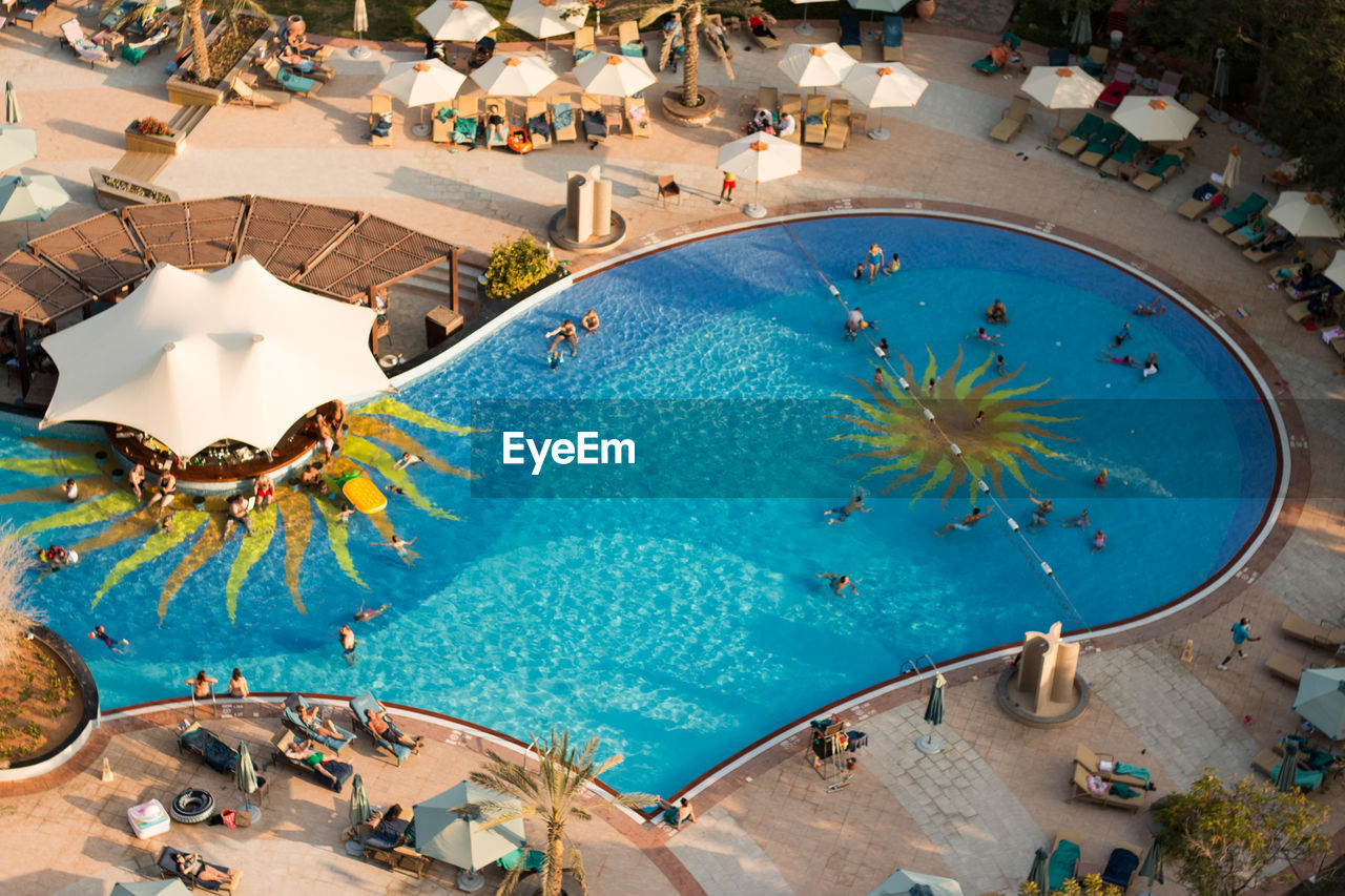 HIGH ANGLE VIEW OF CROWD IN SWIMMING POOL