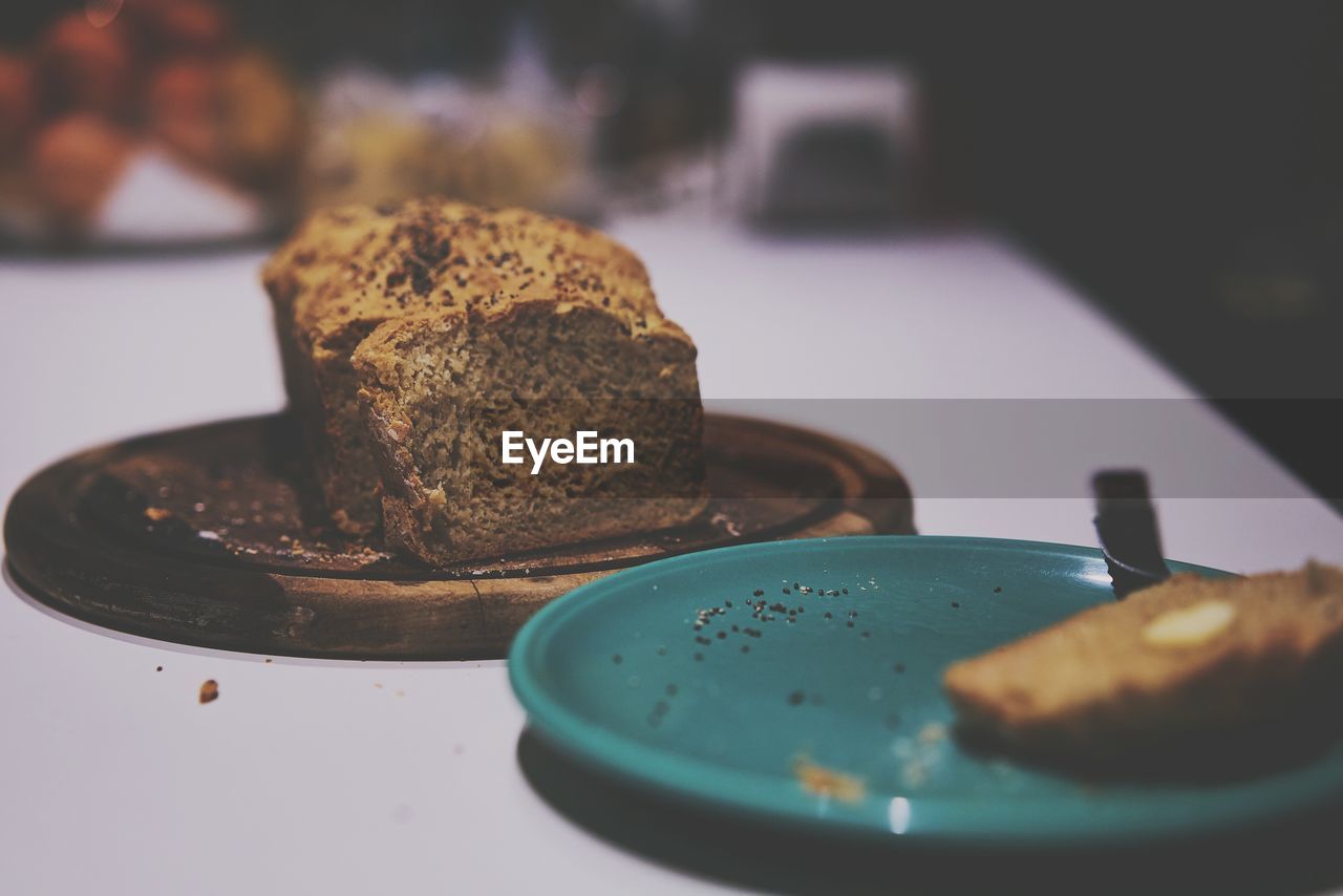 CLOSE-UP OF CAKE ON PLATE