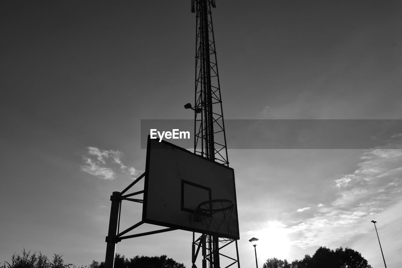 LOW ANGLE VIEW OF ROAD SIGNAL AGAINST SKY