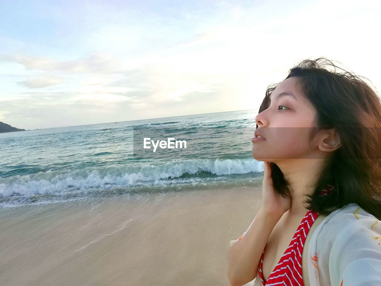 CLOSE-UP OF YOUNG WOMAN AT BEACH