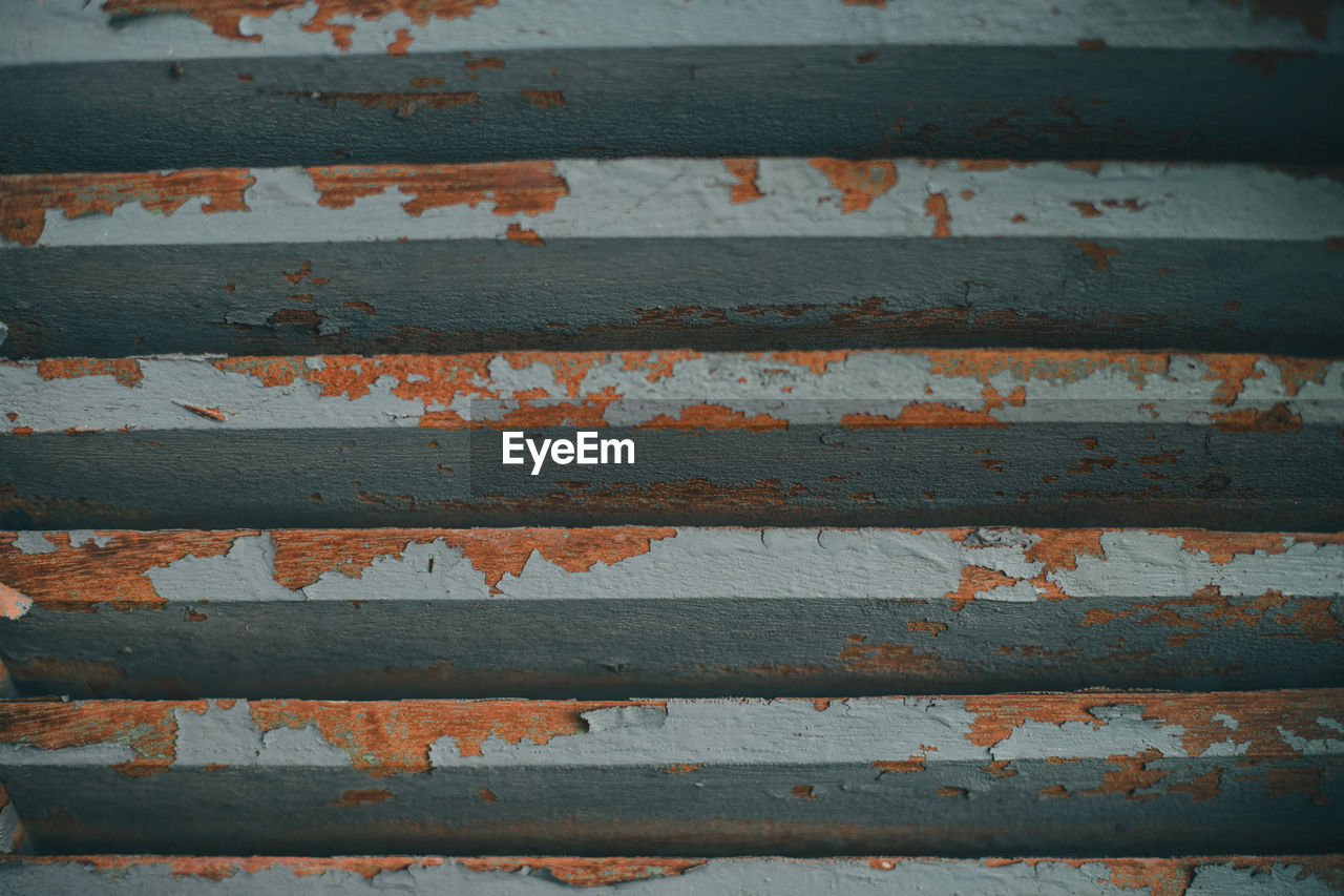 FULL FRAME SHOT OF OLD RUSTY METAL WALL
