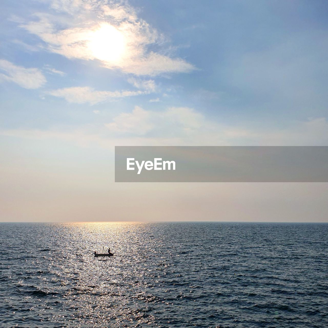 IDYLLIC SHOT OF SEASCAPE AGAINST SKY