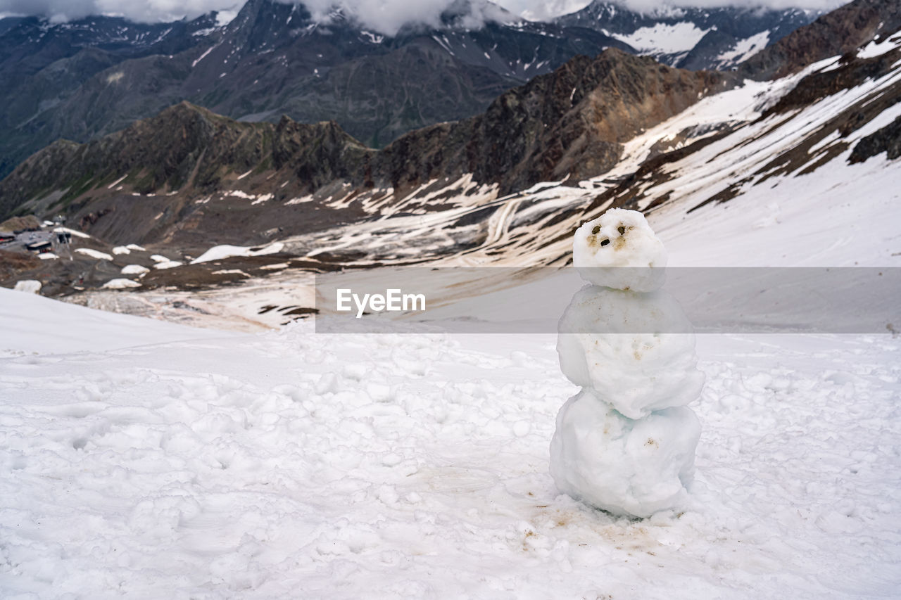 WHITE IMAGE OF A SNOW ON LANDSCAPE