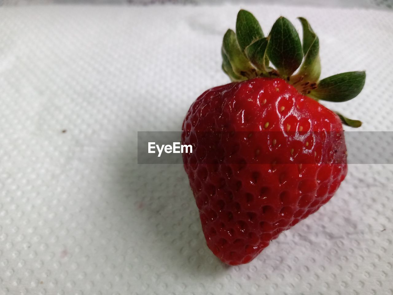 CLOSE-UP OF STRAWBERRIES