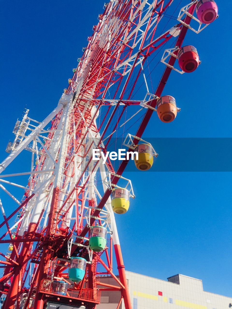 LOW ANGLE VIEW OF FERRIS WHEEL AGAINST CLEAR SKY