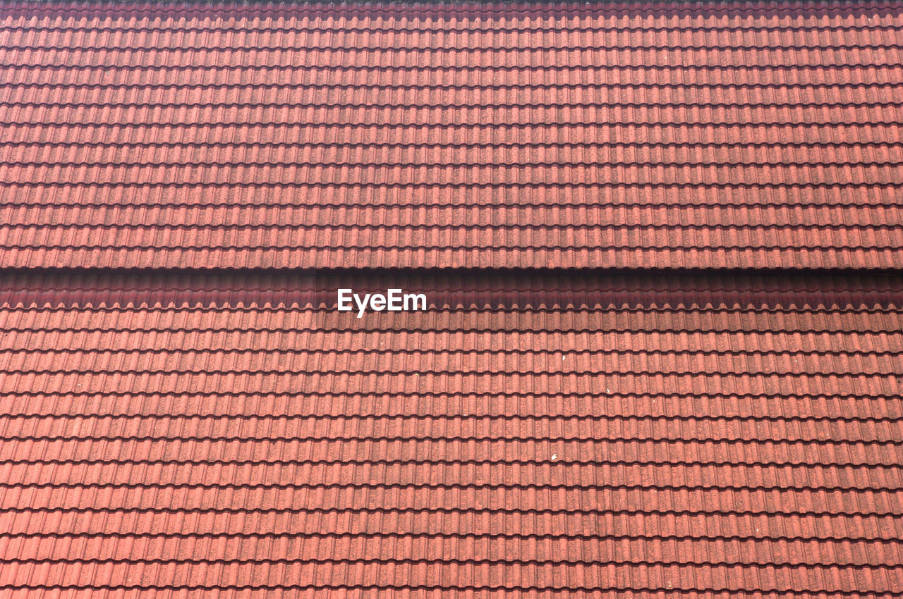 FULL FRAME SHOT OF PATTERNED ROOF TILES