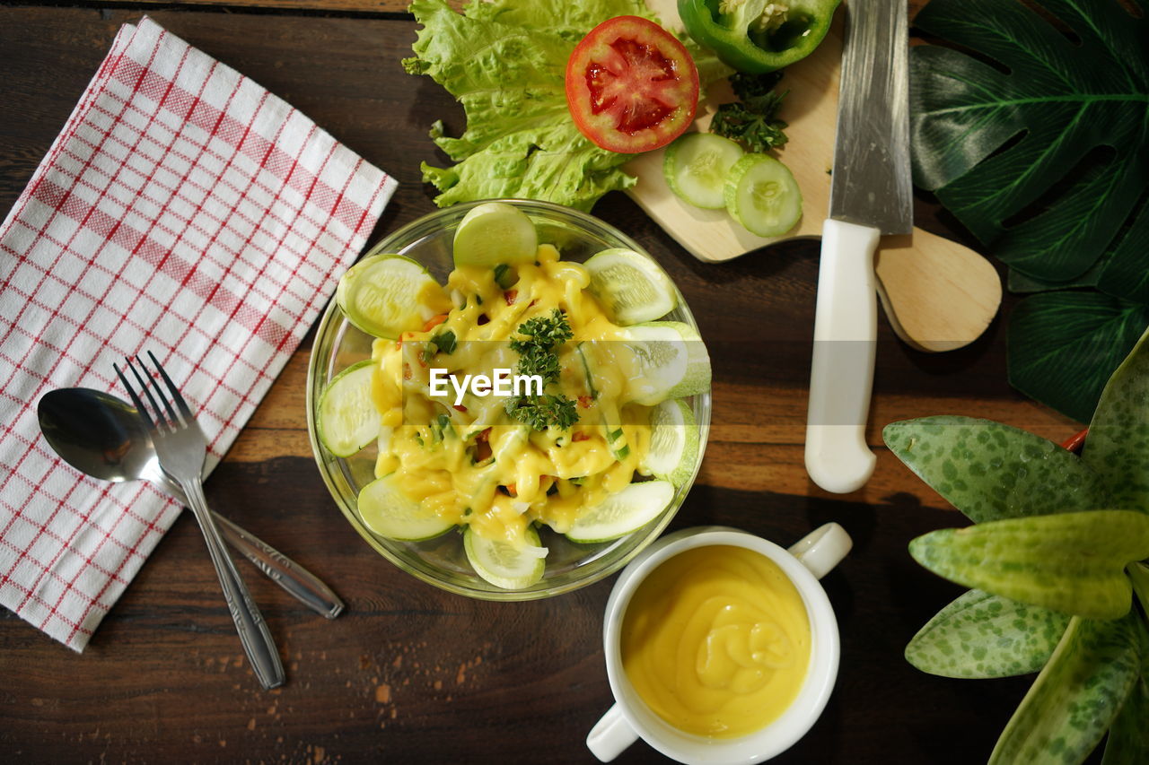 HIGH ANGLE VIEW OF BREAKFAST SERVED IN BOWL ON TABLE