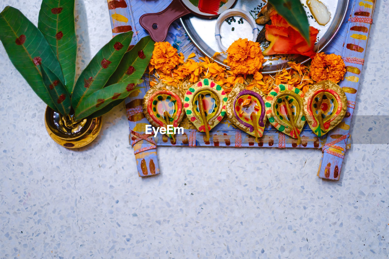 HIGH ANGLE VIEW OF COOKIES IN TABLE