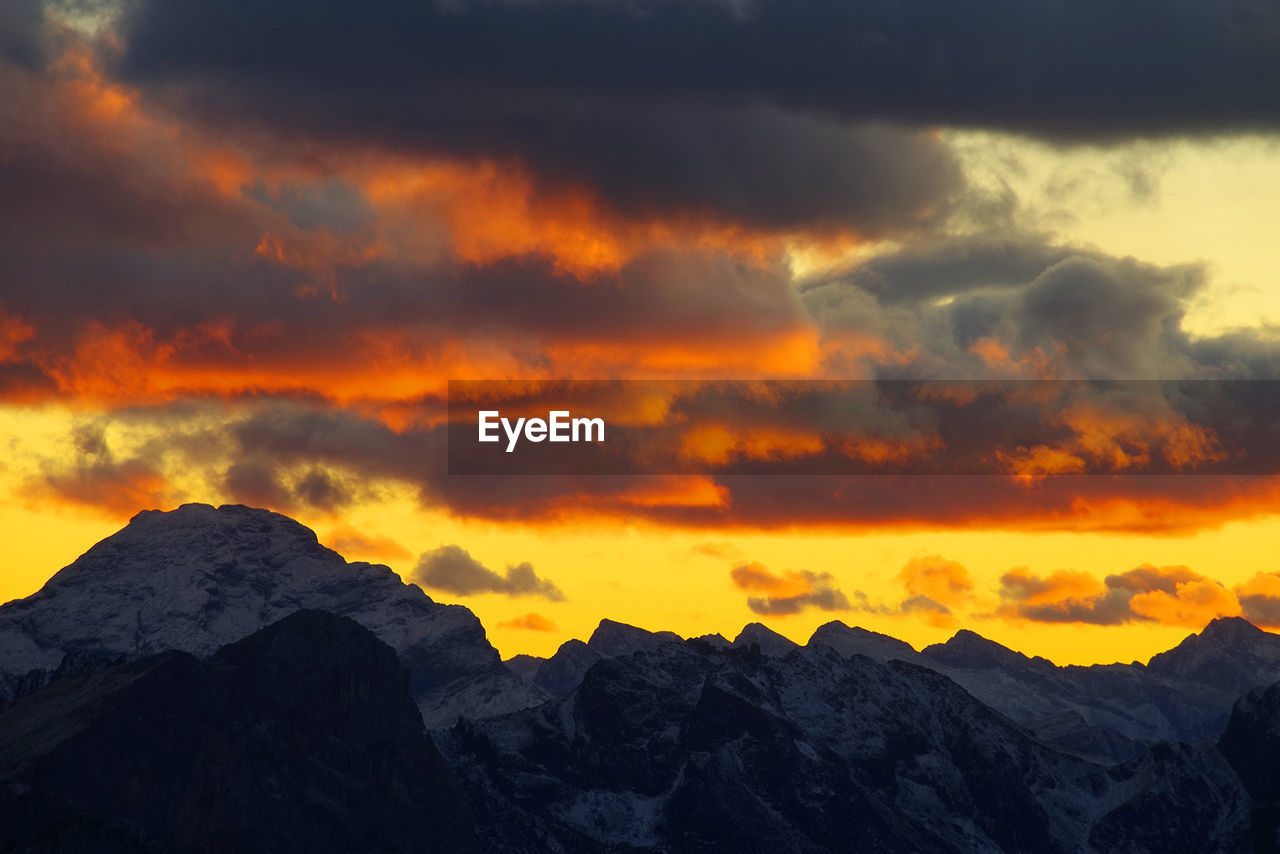 SCENIC VIEW OF DRAMATIC SKY OVER MOUNTAINS DURING SUNSET