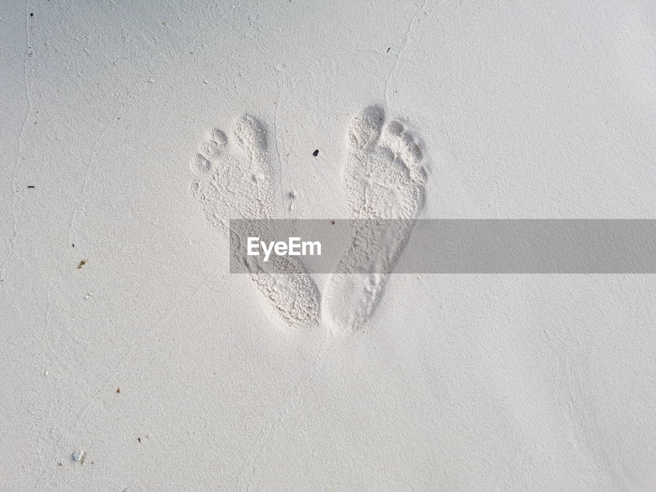 HIGH ANGLE VIEW OF HEART SHAPE ON BEACH