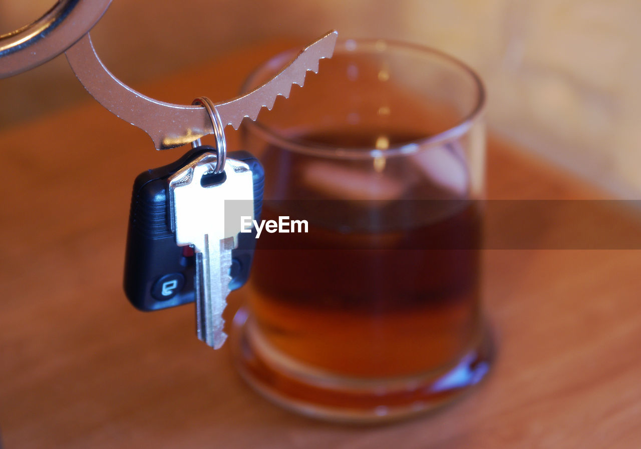 HIGH ANGLE VIEW OF DRINK IN GLASS ON TABLE