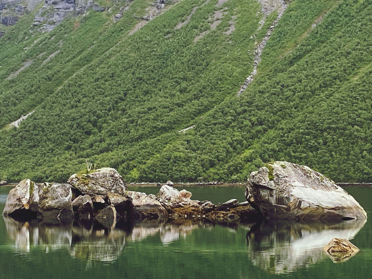 PANORAMIC SHOT OF ROCKS IN LAKE