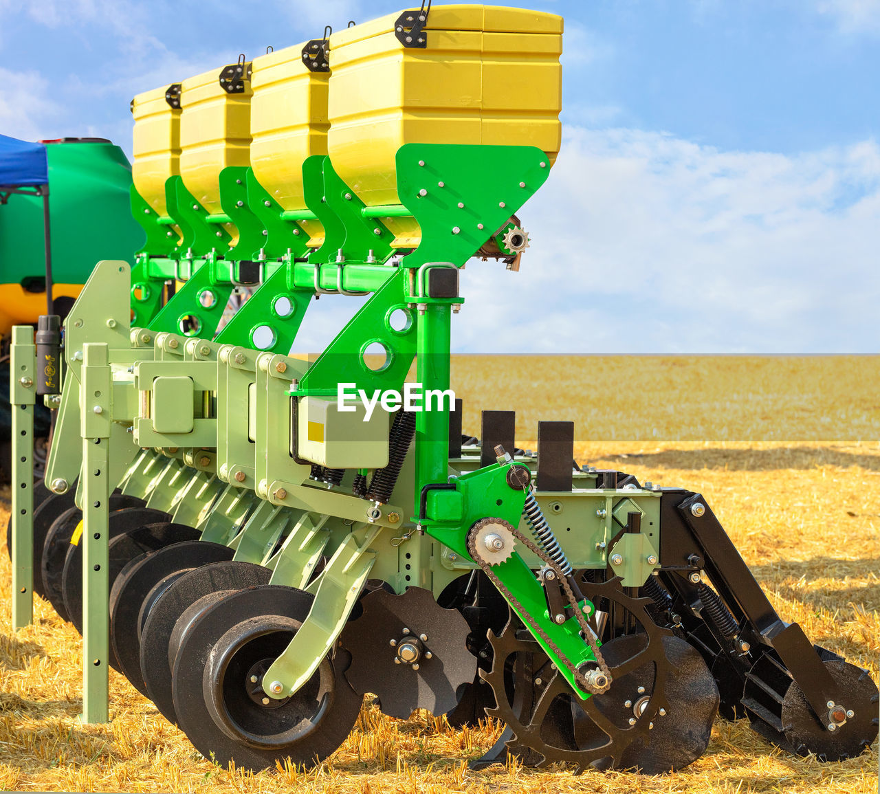 Agricultural unit, cultivator and fertilizer applicator used in the agricultural sector.