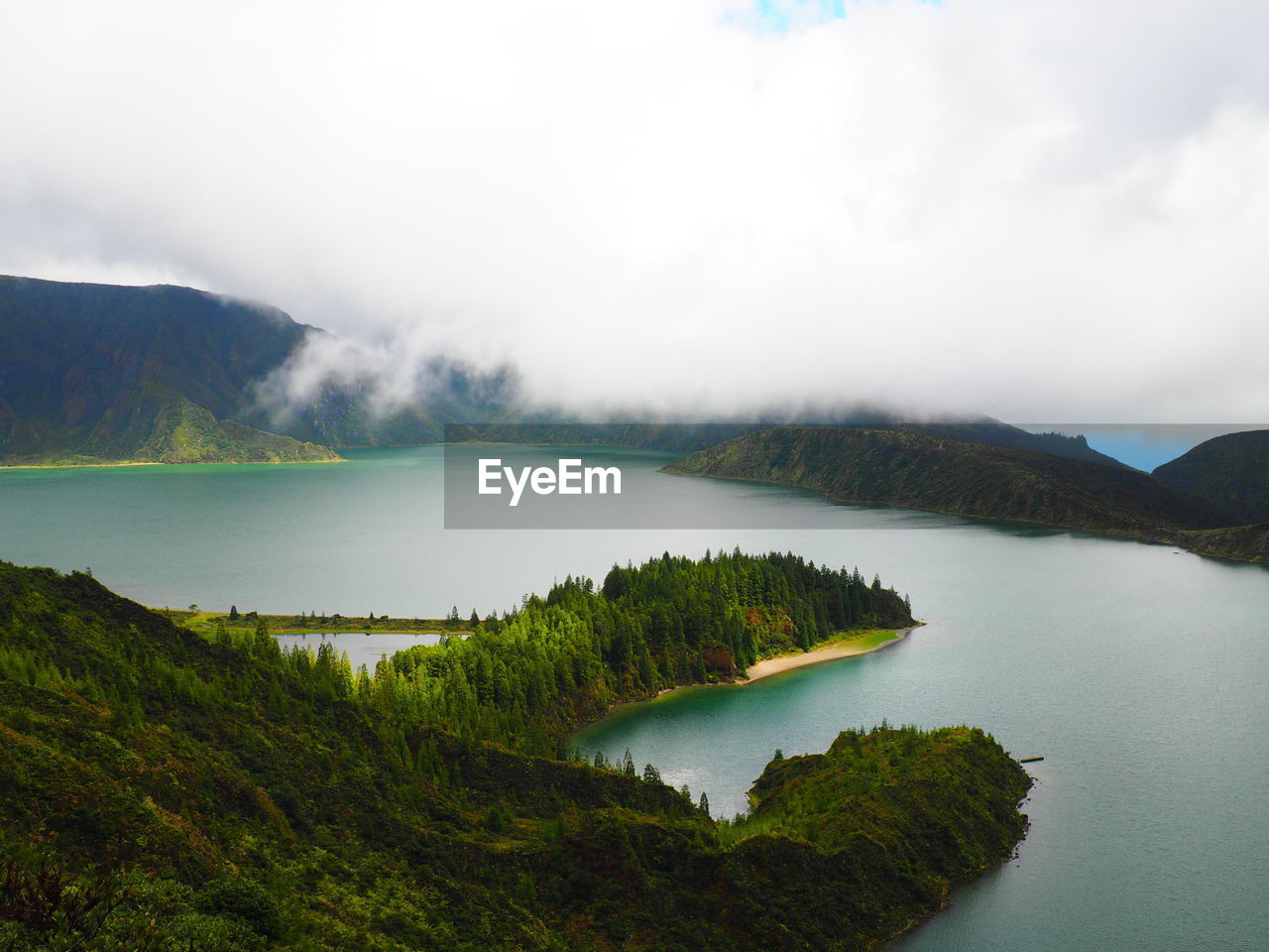 SCENIC VIEW OF LAKE AND MOUNTAIN AGAINST SKY