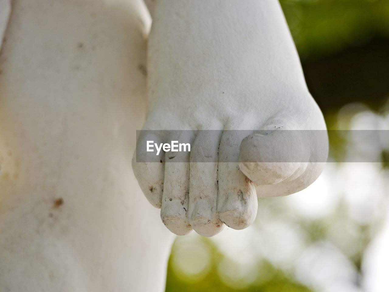 CLOSE-UP OF WHITE STATUE OF WOMAN