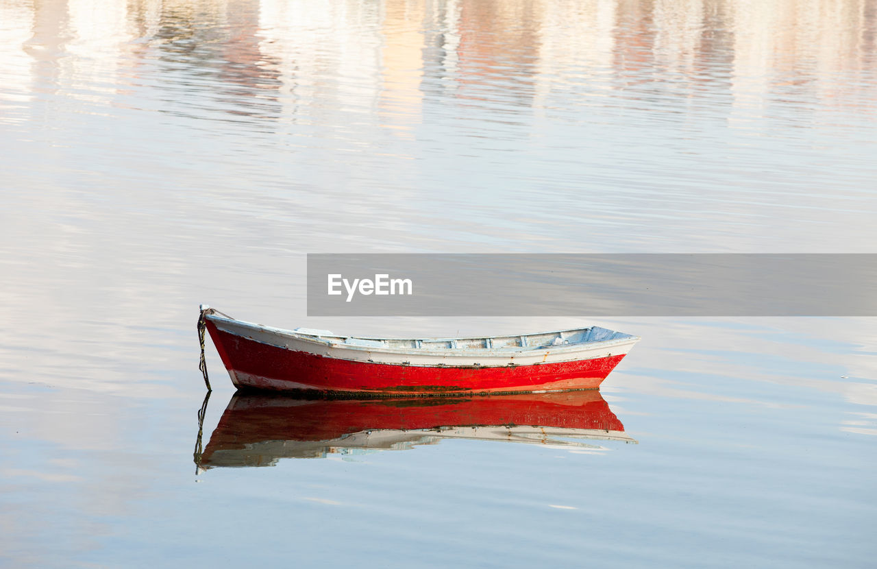 HIGH ANGLE VIEW OF BOAT FLOATING ON WATER