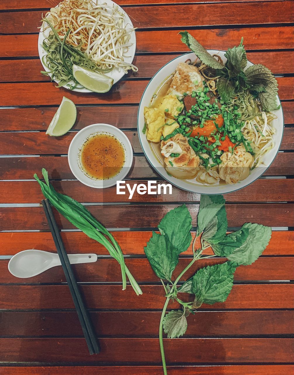 HIGH ANGLE VIEW OF FOOD ON TABLE