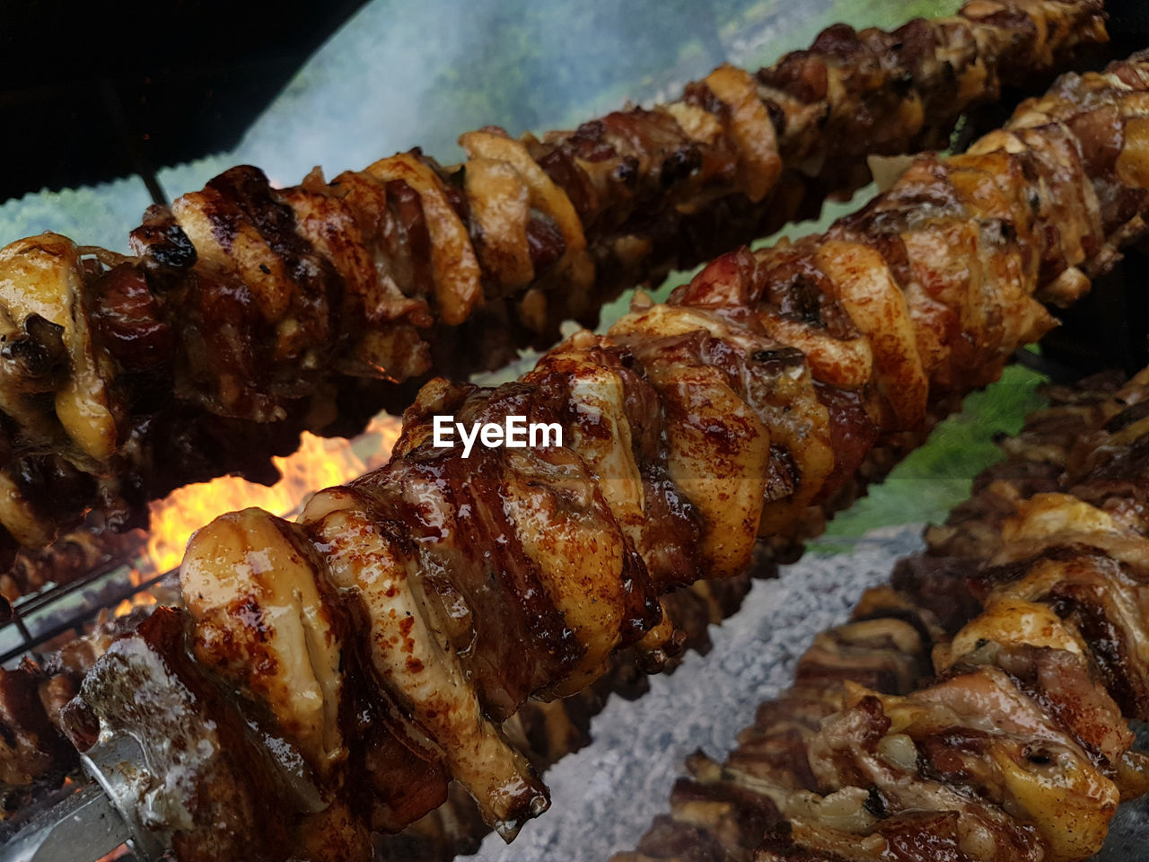 CLOSE-UP OF MEAT ON BARBECUE GRILL