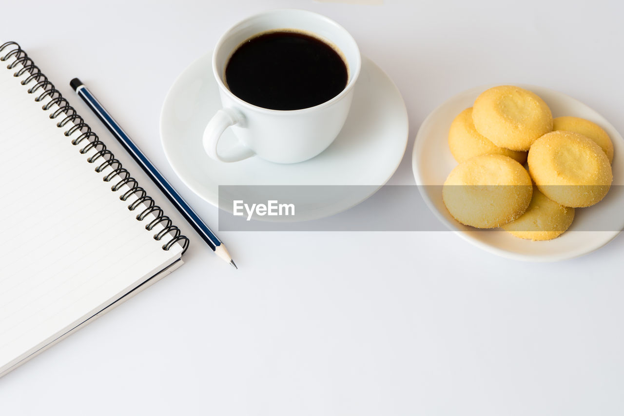 HIGH ANGLE VIEW OF COFFEE AND CUPS ON TABLE